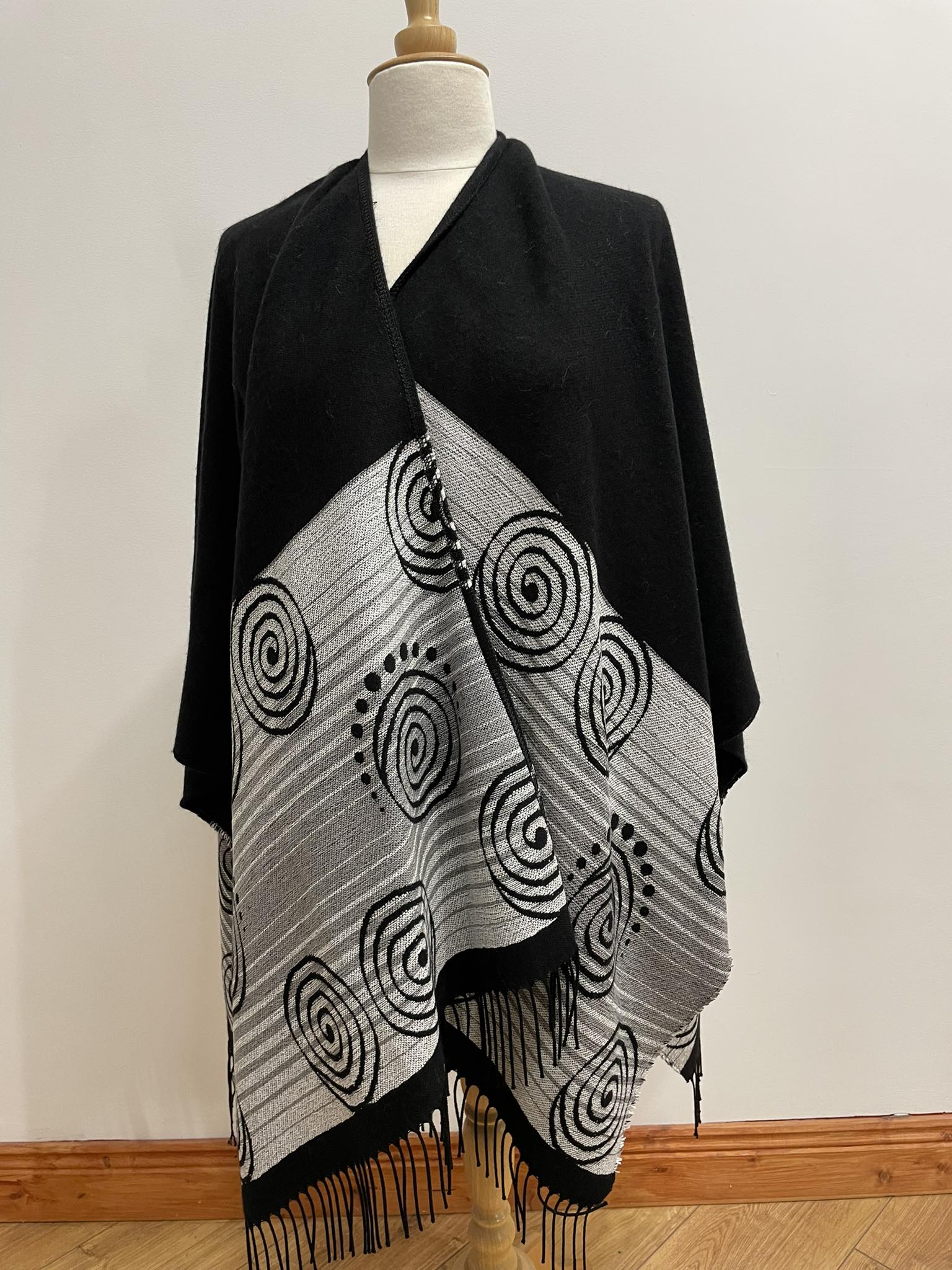 Reversible Celtic Pattern Shawl in Black and Grey